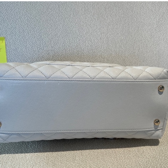 New Gorgeous White Chanel Coco Handle Caviar medium handbag.Never worn.Grab it! - Picture 4 of 11